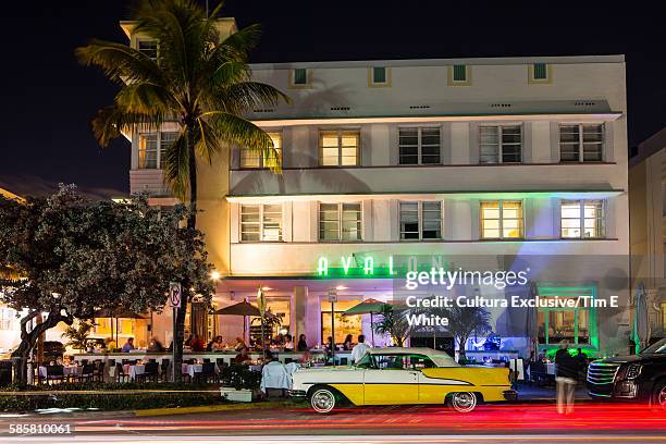 vintage automobile and hotel, ocean drive, south beach, miami, florida, usa - cultura americana stock-fotos und bilder