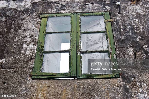 window, abandoned house in combarro, concejo de poio, rias bajas - abandonado stockfoto's en -beelden