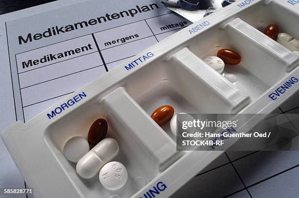 pill box with different tablets - tablettenbox deutsch stock-fotos und bilder