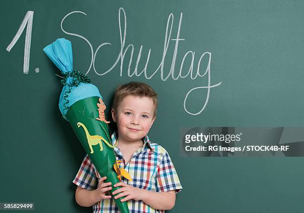 little boy at first day of school - first day of school stock-fotos und bilder