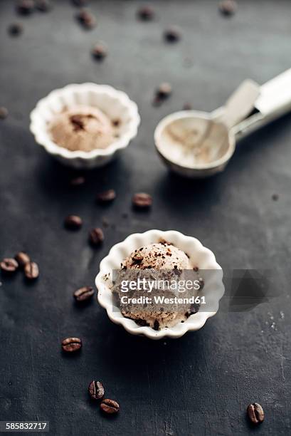 homemade coffee cardamom ice cream - gelato al caffè e cioccolato foto e immagini stock