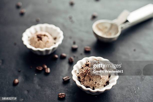 homemade coffee cardamom ice cream - ice cream bowl stockfoto's en -beelden