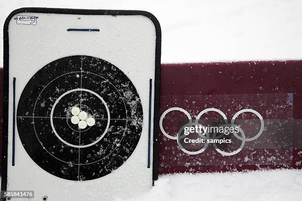 Allgemein olympische Ringe mit Zielscheibe Biathlon Mass start Massenstart der Männer Men in Laura Cross Country Biathlon Centre olympic winter games...