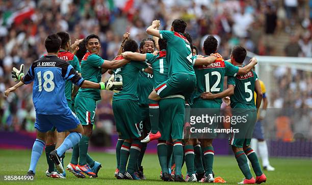 Jubel Mexiko nach dem Olympiasieg Olympische Sommerspiele 2012 London : Fussball Männer Finale Brasilien 2 Wembley Stadion Olympic Summer Games 2012...