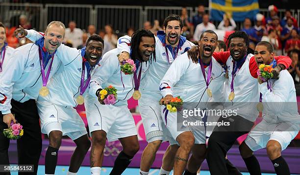 Frankreichs Handballer sind Olympiasieger 2012 v.l.: Thierry OMEYER , Luc ABALO , Cedric SORHAINDO , Nikola KARABATIC , Didier DINART , Daouda...
