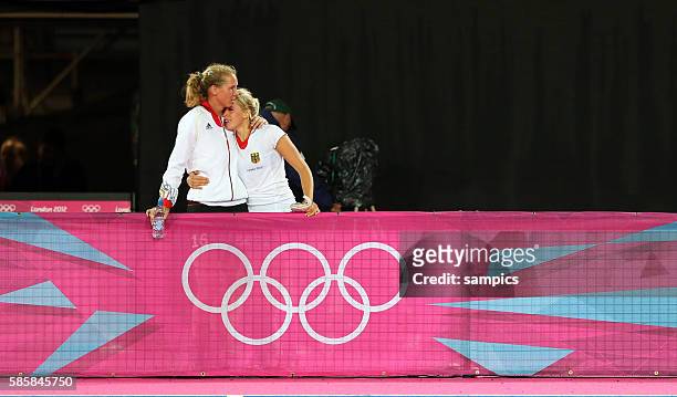 Bittere Tränen nach der Niederlage : Fanny Rinne tröstet Kristina Hillmann Olympische Sommerspiele 2012 London : Hockey Damen Deutschland 3 Riverbank...