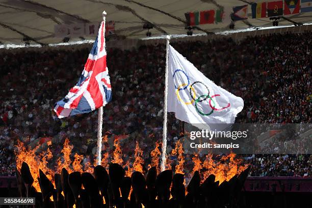 Englische Flagge und Olympische Fahne Olympischen Feuer Flamme Leichtathletik athletics Olympische Sommerspiele in London 2012 Olympia olympic summer...