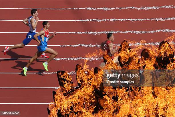 Läufer unter dem Olympischen Feuer Flamme Leichtathletik athletics Olympische Sommerspiele in London 2012 Olympia olympic summer games london 2012