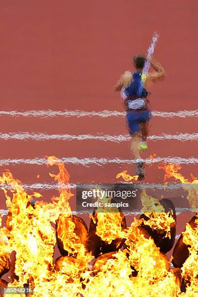 Speerwerfer unter dem Olympischen Feuer Flamme Leichtathletik athletics Olympische Sommerspiele in London 2012 Olympia olympic summer games london...