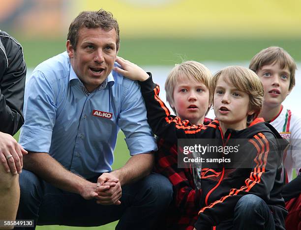 Jubel von Trainer Markus Weinzierl FC Augsburg mit Kinder 1 Bundesliga Fussball FC Augsburg - FC Bayern München 1:0 Saison 2013 / 2014