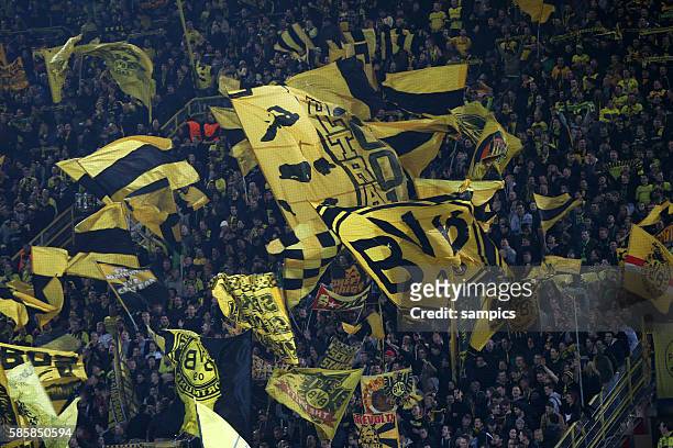Fahnen Zuschauer Borussia Dortmund Fans Südtribüne Stadion Fußball Uefa Championsleague Viertelfinale Rückspiel : Borussia Dortmund - Real Madrid 2:0