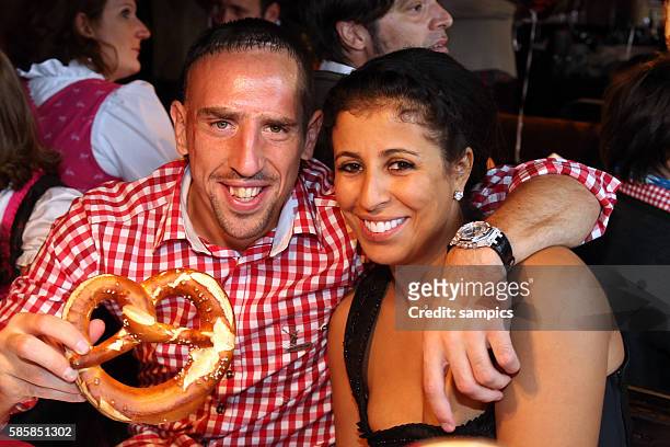 Franck RIBERY FC Bayern München mit Frau Wahiba Belham auf dem Münchner Oktoberfest Wiesnbesuch des FC Bayern München