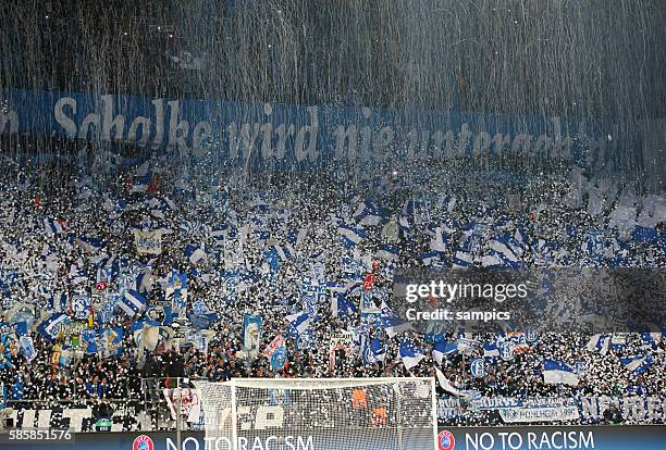 Konfetti Fan Choereographie der Schalke Fans Schalke wird nie untergehen Championsleague Fussball FC Schalke 04 gegen Real Madrid 0:2 Saison 2014/...