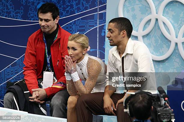 Dejected after the free routine : Aliona Savchenko mit Ruben Szolkowy und Trainer Wolfgang Steuer Olympische Winterspiele 2010 in Vancouver...