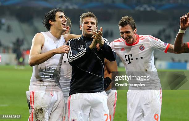 Schlussjubel Javi Martinez FC Bayern München Thomas Müller Mueller FC Bayern München und Mario Mandzukic FC Bayern München Fussball Uefa...