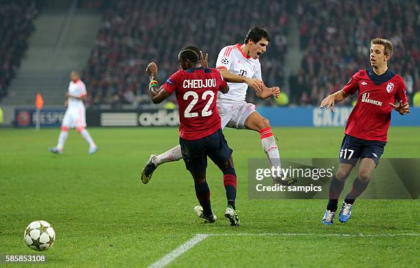 Javi Martinez FC Bayern München gegen Aurelien Chedjou Fussball Uefa Championsleague : LOSC Lille - FC Bayern München