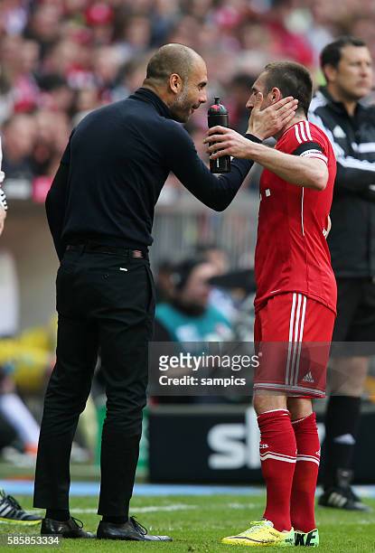 Trainer Coach Pep Josep Guardiola FC Bayern München Munich redet auf Franck RIBERY FC Bayern München er ein ind streichelt seine Wange 1 Bundesliga...