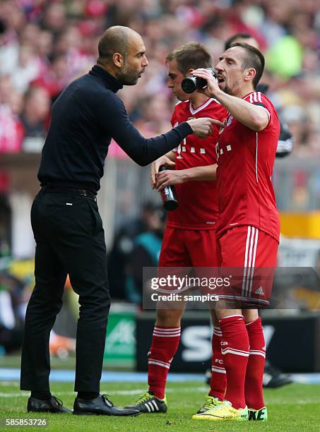 Trainer Coach Pep Josep Guardiola FC Bayern München Munich redet auf Franck RIBERY FC Bayern München er ein ind streichelt seine Wange 1 Bundesliga...