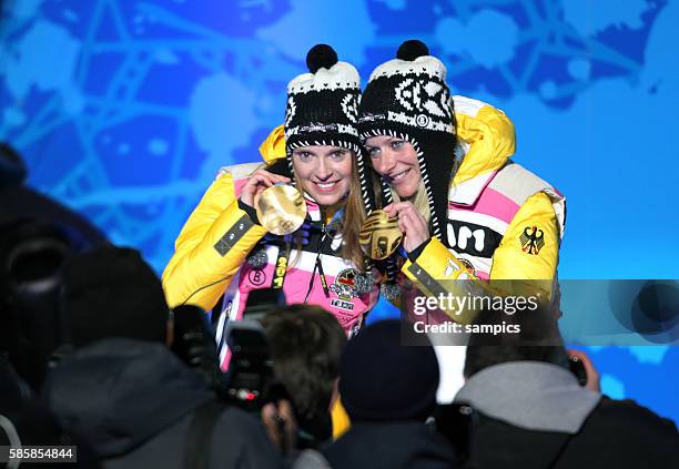 Olympiasieger Claudia Nystad und Evi Sachenbacher Stehle GER bei der Siegerehrung Gold Ski Langlaufen Team sprint Olympische Winterspiele in...