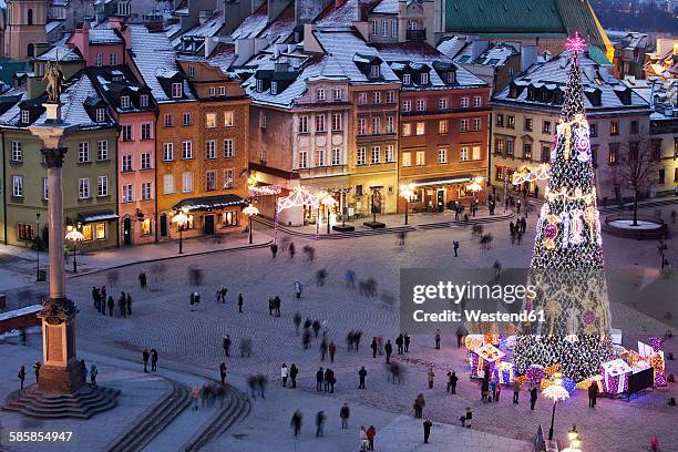 poland, warsaw, view to castle square with sigismund's column and lighted christmas tree by night - snow sculpture stock pictures, royalty-free photos & images