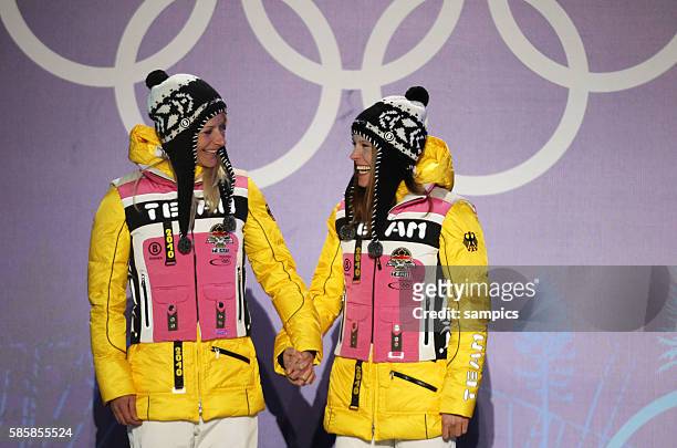 Olympiasieger Claudia Nystad und Evi Sachenbacher Stehle GER bei der Siegerehrung Gold Ski Langlaufen Team sprint Olympische Winterspiele in...