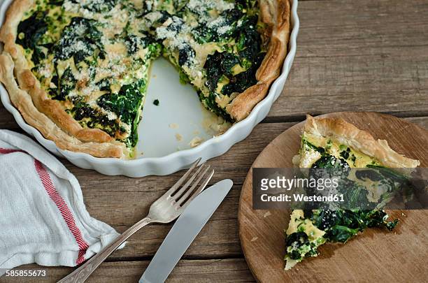vegetarian spinach pea quiche - pastetengericht stock-fotos und bilder