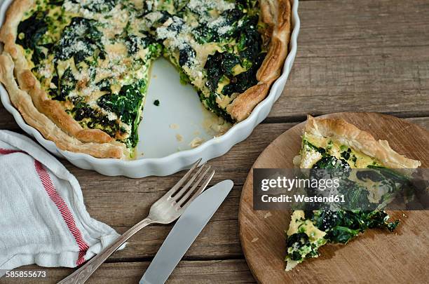 vegetarian spinach pea quiche - savoury pie stock pictures, royalty-free photos & images