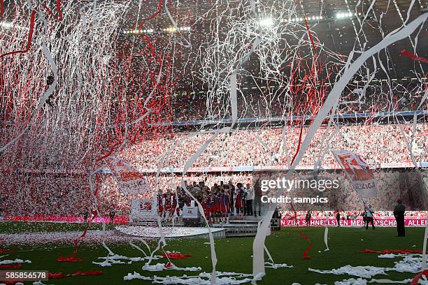 Konfettiregen in der Allianz Arena deutsche Fussball Meisterschaft des FC Bayern München 1 Bundesliga Fussball FC Bayern München - VfB Stuttgart...