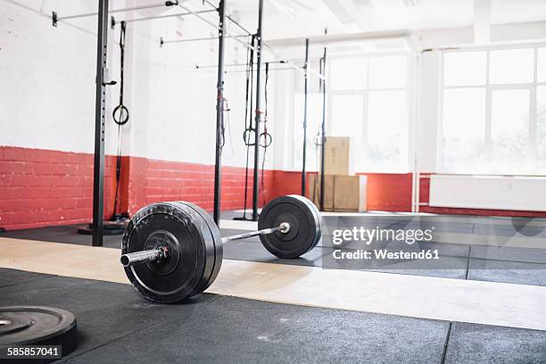 barbell in gym - lange halter stockfoto's en -beelden