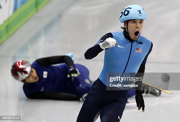 Apolo Anton Ohno jubelt , Yoo Gy KWAK am Boden Olympische Winterspiele 2010 in Vancouver Shorttrack 500m Herren Finale Olympic Winter Games 2010 :...