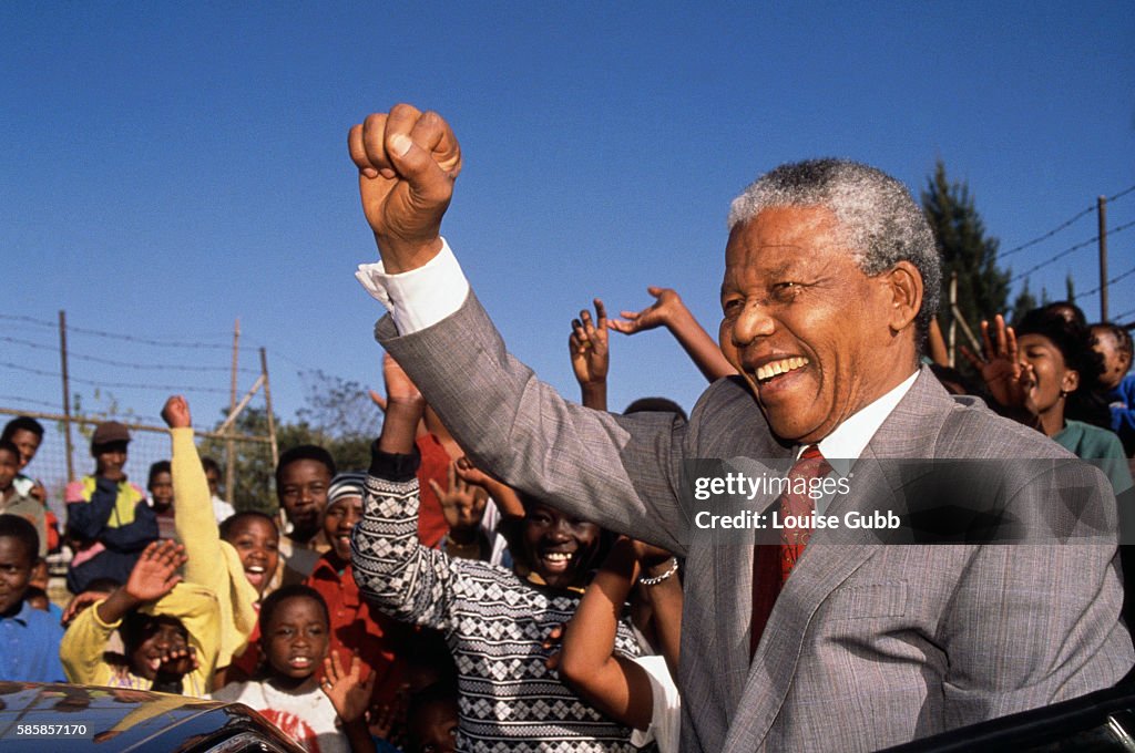 Nelson Mandela Visits Hlengiwe School