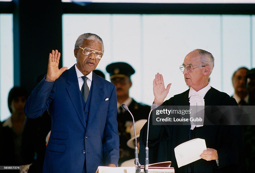 Nelson Mandela Sworn in as Democratic President