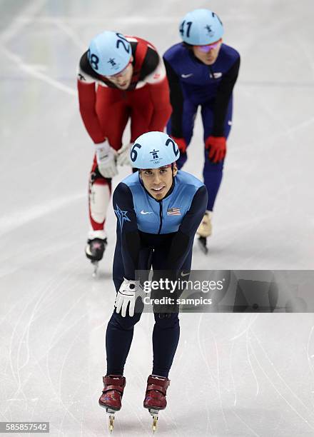 Apolo Anton Ohno gewinnt Halbfinale , hinten links Francois Tremblay , hinten rechts Yoon Gy KWAK Olympische Winterspiele 2010 in Vancouver...