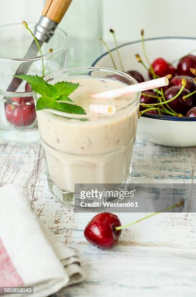 glass of cherry smoothie - püriert stock-fotos und bilder