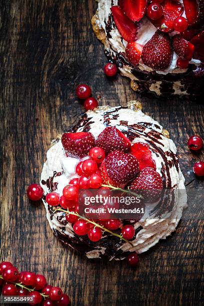 pavlova with whipped cream, fruit topping and chocolate sauce - whip cream cake - fotografias e filmes do acervo