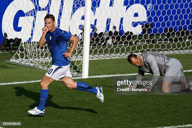 Francesco Totti jubelt nach seinem Elfmeter gegen Mark Schwarzer Achtelfinale Spiel 53 Italien gegen Australien Fifa Fussball Weltmeisterschaft in...