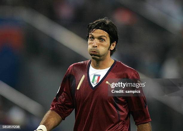 Fussball WM 2006 Viertelfinale : Italien 0 Durchatmen : Gianluigi Buffon , Torwart Italien FIFA Fußball Weltmeisterschaft 2006 in Deutschland...