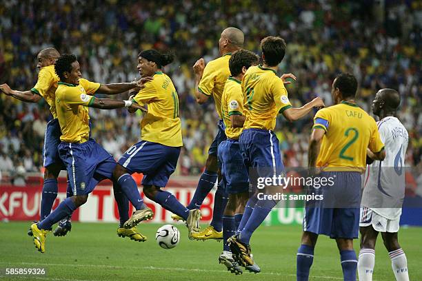 Fussball WM 2006 Viertelfinale : Brasilien 1 Mauer Brasiln mit v.l.: Roberto Carlos , Ze Roberto , Ronaldinho , Ronaldo , Juninho , Kaka und Cafu und...