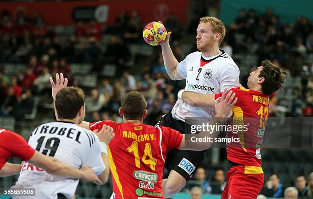 Stefan Kneer wird gehalten von Filip MIRKULOVSKI Handball Männer Weltmeisterschaft Achtelfinale : Deutschland - Mazedonien mens handball...