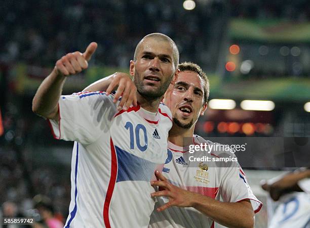 Fussball WM 2006 Achtelfinale : Spanien - Frankreich Spain - France Jubel Zinedine Zidane nach seinem Tor zum 3:1mit Frank Ribery FIFA Fußball...