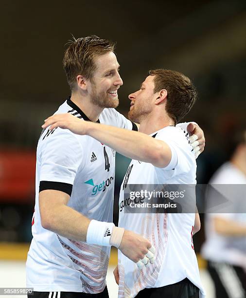 Oliver Roggisch freut sich mit Martin Strobel Handball Männer Weltmeisterschaft Achtelfinale : Deutschland - Mazedonien mens handball...