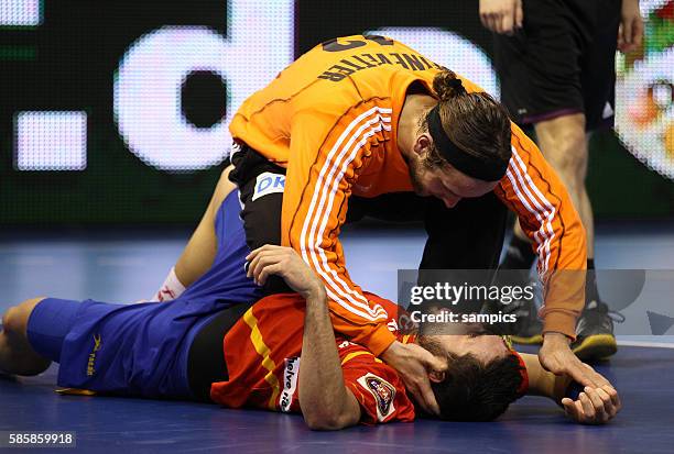 Valero RIVERA am Boden , Silvio Heinevetter kümmert sich um ihn Handball Männer Weltmeisterschaft Viertelfinale : Spanien - Deutschland mens ihf...