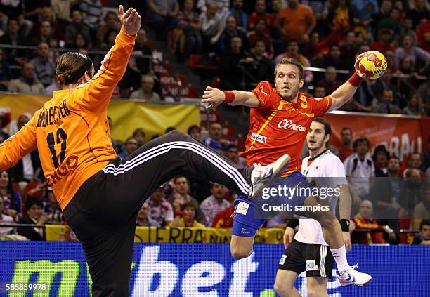 Victor TOMAS gegen Silvio Heinevetter Handball Männer Weltmeisterschaft Viertelfinale : Spanien - Deutschland mens ihf handball worldchampionchip...