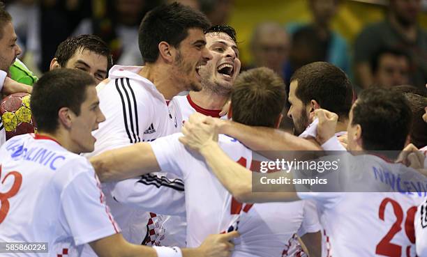 Team Kroatien jubelt nach dem Einzug ins Halbfinale Handball Männer Weltmeisterschaft Viertelfinale : Frankreich - Kroatien mens ihf handball...