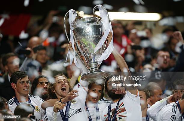Luka Modric Real Madrid Fabio Coentrao Real Madrid Alvaro Arbeloa Real Madrid Gareth Bale Real Madrid mit dem Championsleague Pokal Real Madrid...