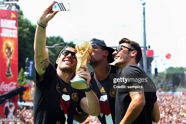 Selfi mit Weltcup , Weltpokal , "WM Pokal" , Weltmeisterschaftspokal , Lukas Podolski Deutschland Jerome Boateng FC Bayern München Mesut Ösil Oesil...