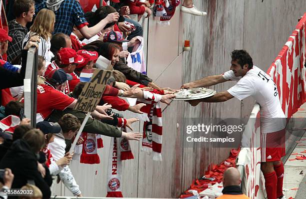 Bayern Munchen feiert die deutsche Meisterschaft 2010 Hamit Altintop mit Meisterschale zum Anfassen in derBayern Fankurve Fußball Bundesliga : Hertha...