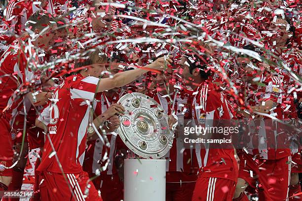 Gefangen in Konfettiregen .. Die Bayern und die Meisterschale Fussball Deutsche Meisterschaft des FC Bayern Munchen 2009 / 2010 Deutscher...