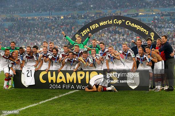 Sieger Mannschaftsfoto des Weltmeisters mit WM Pokal Weltmeisterschftspokal Bastian Schweinsteiger Deutschland Phlipp Lahm Deutschland Germany Thomas...