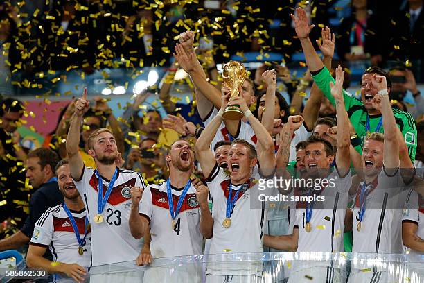 Bastian Schweinsteiger Deutschland mit WM Pokal Weltmeisterschftspokal Christoph Kramer Benedikt Höwedes Deutschland Miroslav Klose Deutschland Andre...
